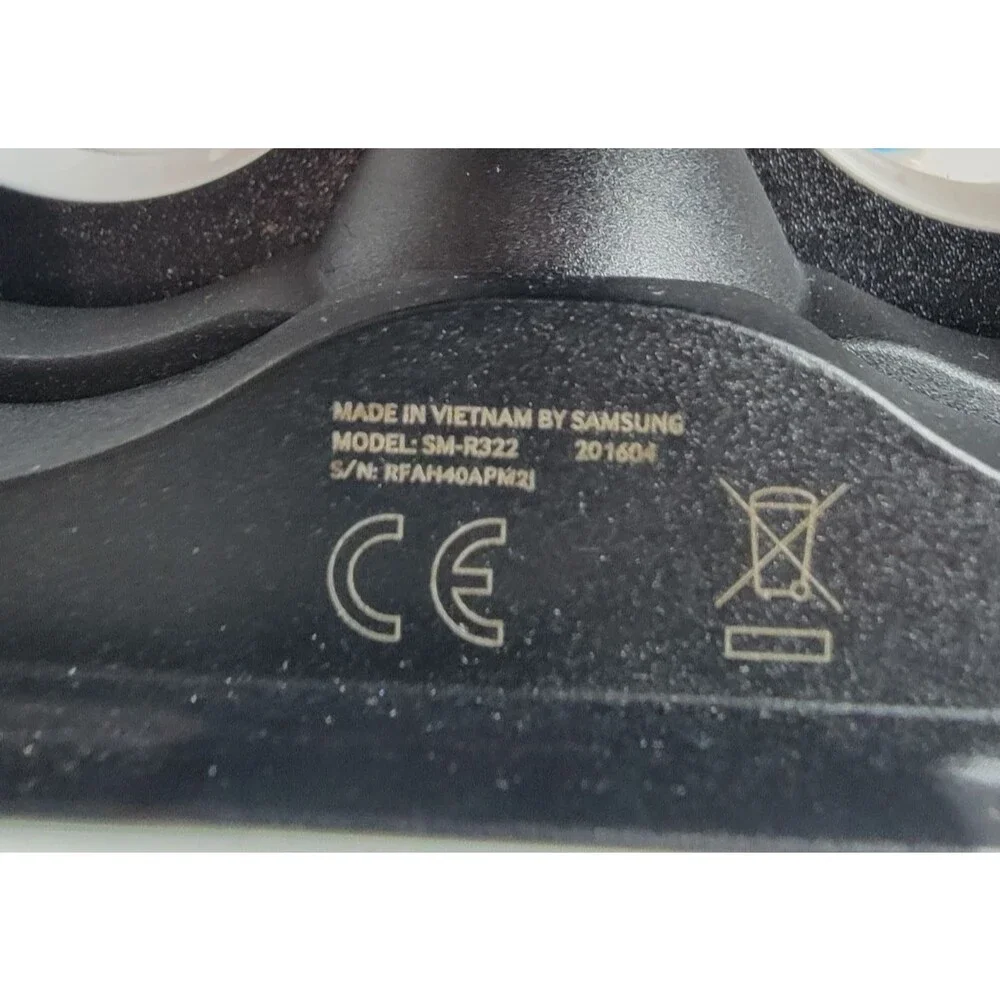 Samsung Gear VR SM-R322 Headset Powered  Oculus White For Parts Repair Untested